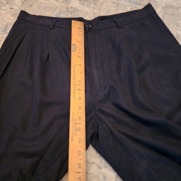 100% silk Van Heusen black pleated shorts. - Picture 8 of 11
